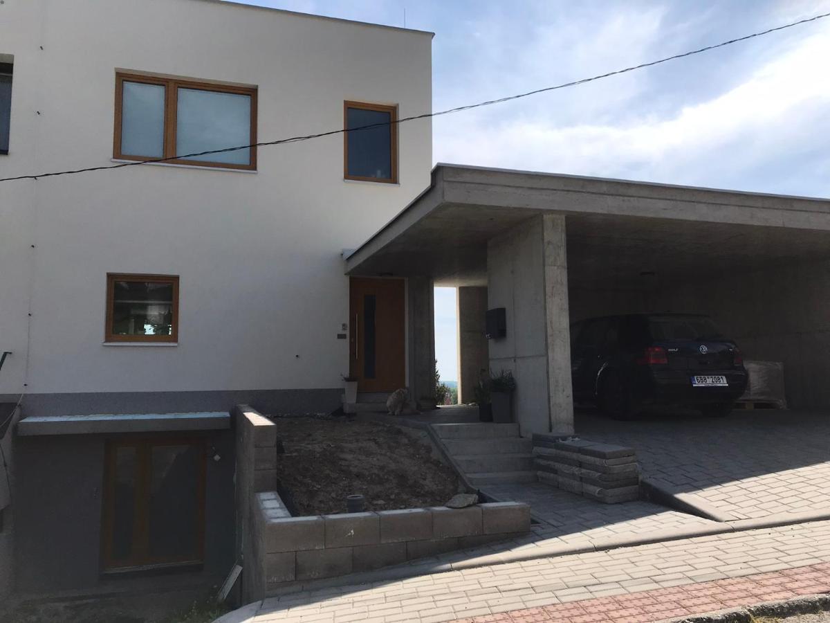 Soukromý pokoj s kuchyní a koupelnou v řadovce Nove Mesto na Morave Exteriér fotografie